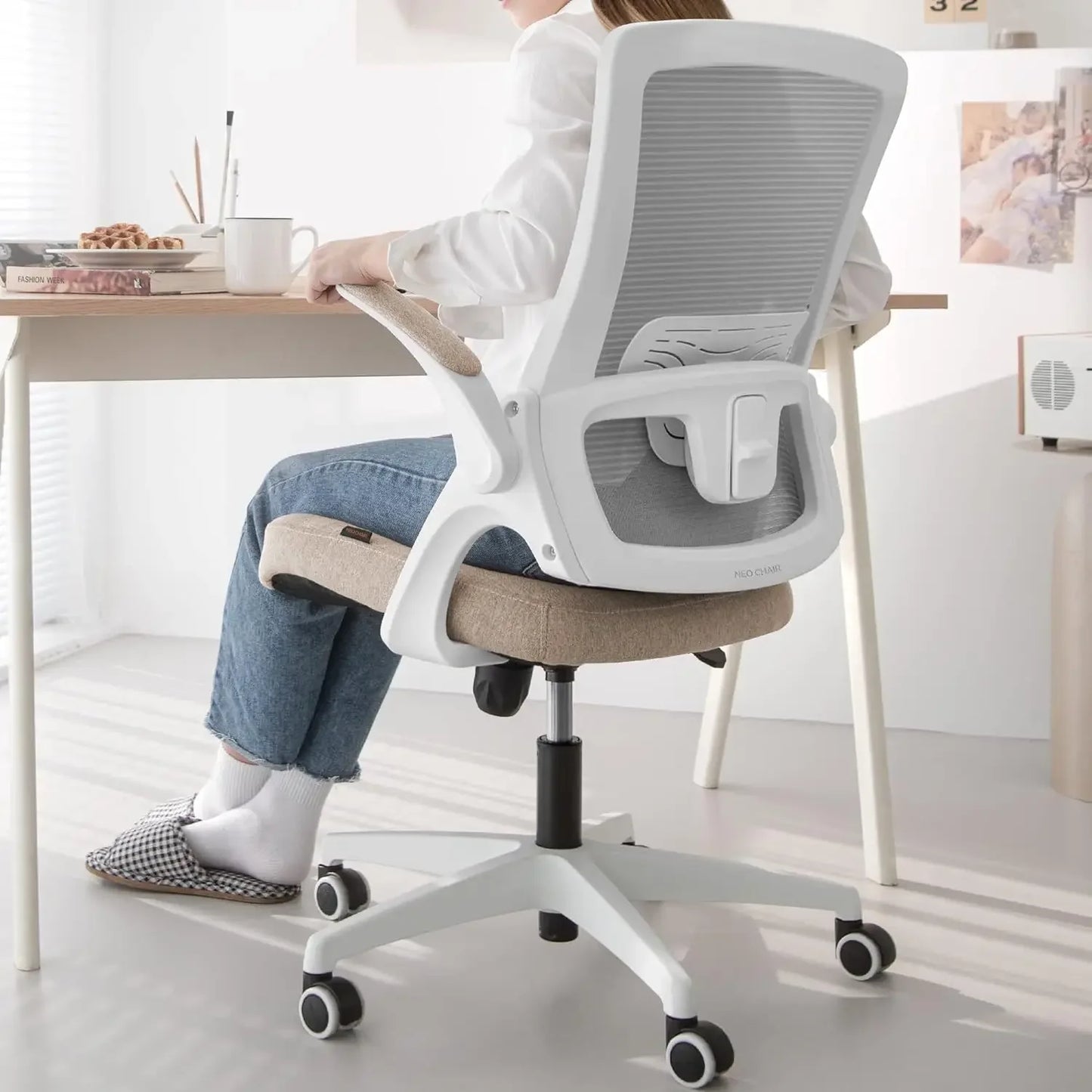 Ergonomic High-Back Mesh Office Chair – Adjustable Height, Breathable Design & Lumbar Support for Home & Workspaces